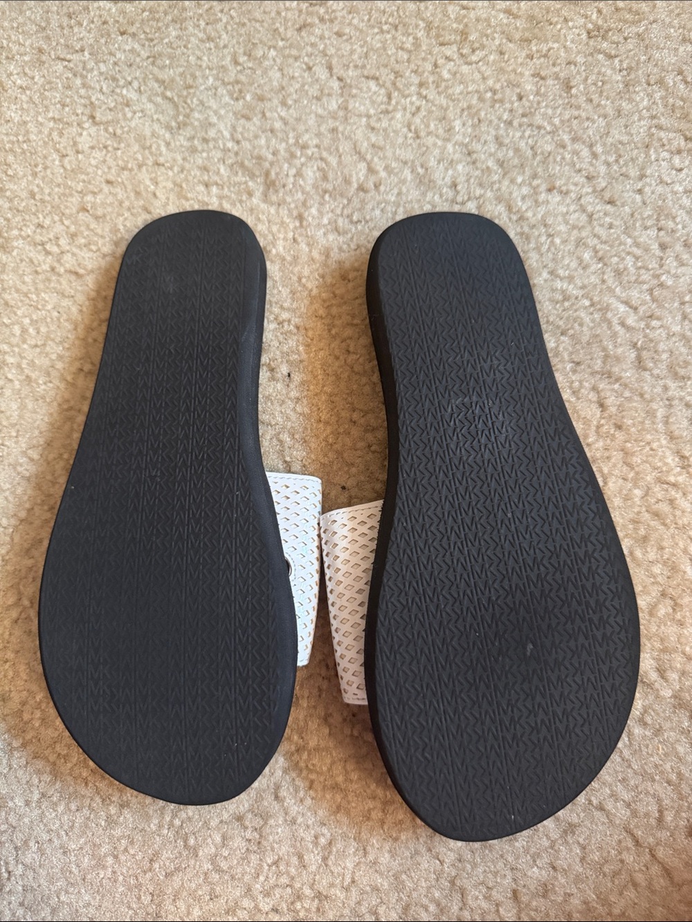 MICHAEL KORS - White and Black MK Perforated Slide Sandals - Size 7 - Picture 4 of 7